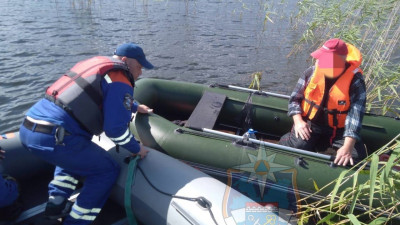 Спасатели помогли рыбаку, застрявшему посреди озера Отрадное, выбраться на берег