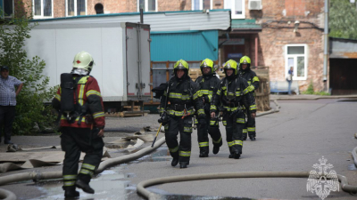 Открытый огонь на улице Салова потушили, завалы ещё тлеют