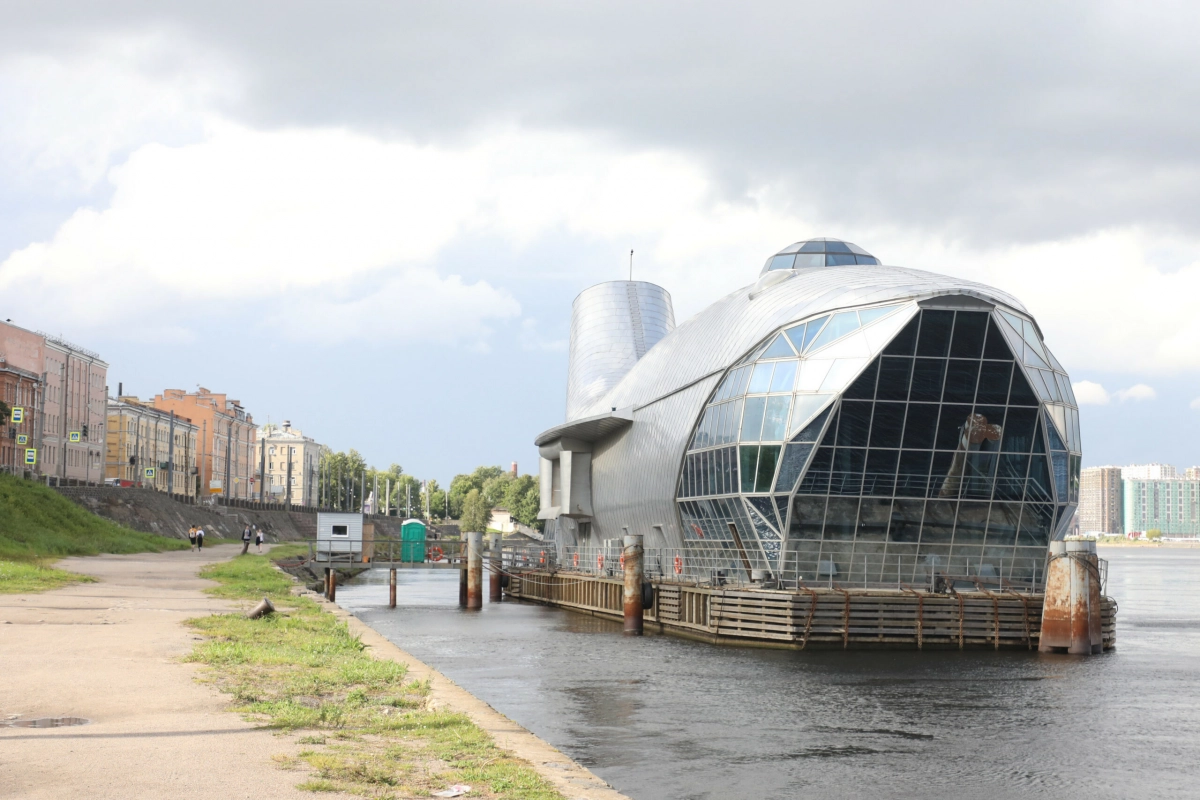 На Неве начали демонтировать затонувший ресторан «Серебряный кит» - tvspb.ru