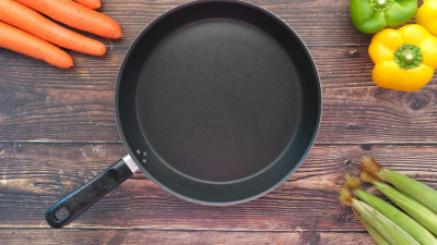 Как эффективно очистить сковородку от нагара и жира: всего 1 способ