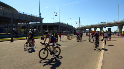 «Железные люди»: Соревнования по триатлону «Медный всадник» стартовали в Петербурге