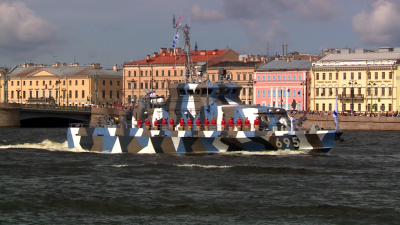 Современная флотилия, разводные мосты и сотни зрителей: как прошла вторая репетиция водной части парада ко Дню ВМФ в Петербурге