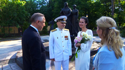Военнослужащих молодоженов поздравили у памятника Петру и Февронии