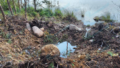 Появились фото места рядом с воронкой в поселке Кирилловское, где нашли гнилое тело мужчины