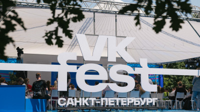Сергей Минаев, Дмитрий Харатьян и более 20 других спикеров выступили для петербуржцев на VK Fest
