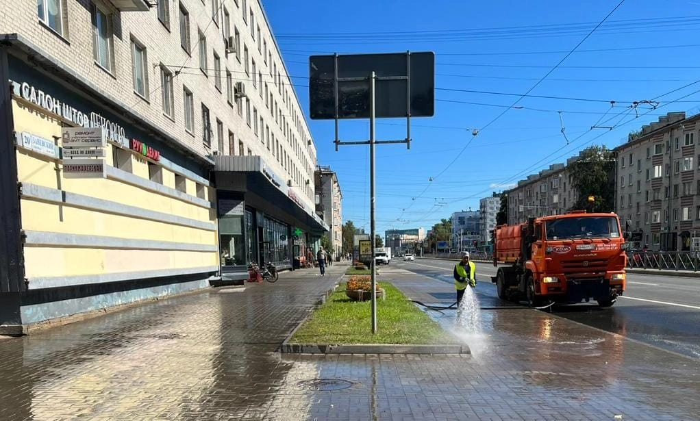 Около 40 тысяч кубов воды потратили на мытье дорог в Петербурге за неделю - tvspb.ru