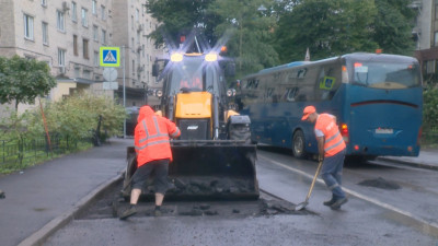 В Петербурге приводят в порядок дороги рядом со школами перед началом учебного года