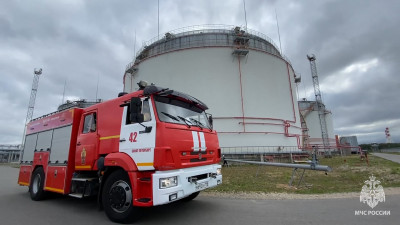 Петербургские пожарные показали мастерство в учениях по ликвидации возгорания на нефтебазе