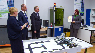 Александр Беглов осмотрел корпус лицея имени Пьера де Кубертена