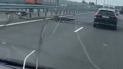 Под Гатчиной «Рено» врезался в отбойник, водитель и пассажир погибли