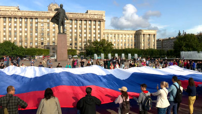 Гигантский триколор на Московской площади в Петербурге развернули в честь Дня флага