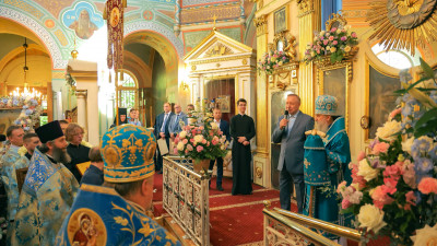 Александр Беглов побывал на праздничном богослужении в храме на Васильевском острове
