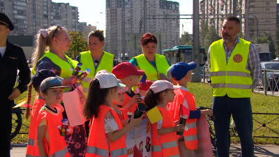Воспитанники детского сада №84 с инспекторами ГАИ повторяли правила дорожного движения