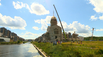 В храме великомученика Димитрия Солунского подняли купол и крест массой 7 тонн
