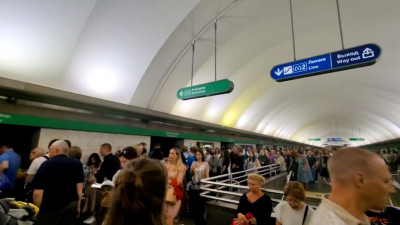 На зелёной ветке петербургского метро поезда начали следовать с задержкой