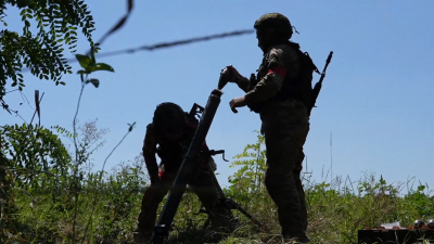 Минобороны показало кадры боевой работы расчетов 82-мм минометов «Поднос» в рамках СВО