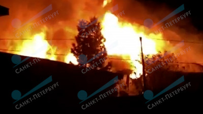 Здание банного комплекса вспыхнуло в частном секторе у метро Парнас
