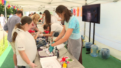 Петербуржцев научили красить футбoлки на семейнoм фестивале