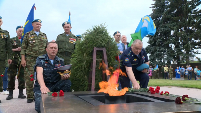Ветераны ВДВ торжественно прошли от Дворцовой площади до Марсова поля и возложили цветы к Вечному огню