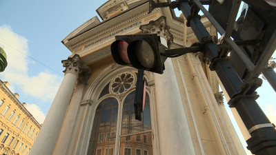 Автомобиль врезался в часовню Александра Невского в Петербурге