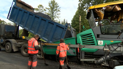 В Петербурге ремонтируют дороги рядом с образовательными учреждениями