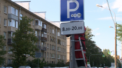На Васильевском острове начали обустраивать зону платной парковки