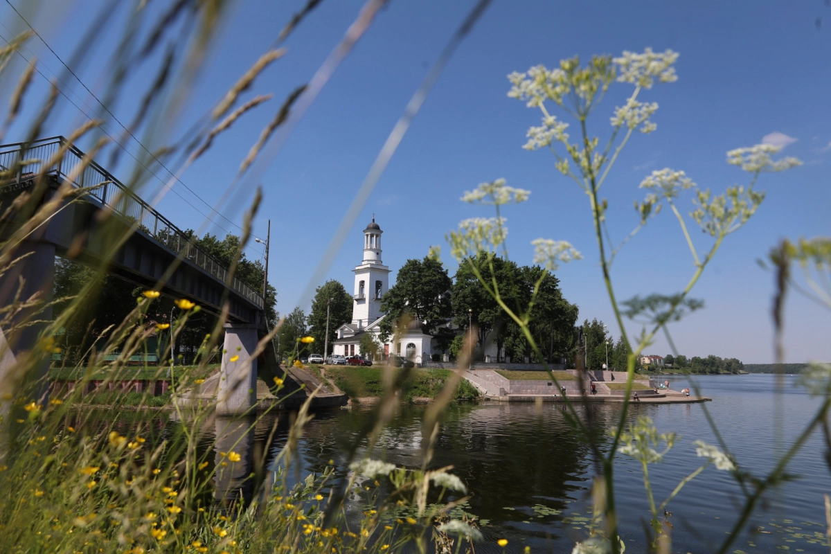 Экотропу на набережной реки Ижоры сделают доступной для маломобильных горожан - tvspb.ru