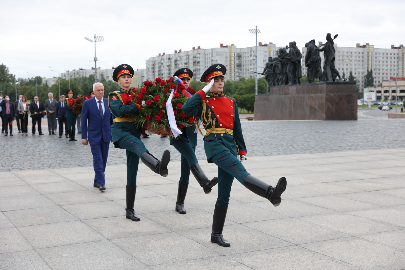 Возложение цветов. Монумент героическим защитникам Ленинграда. Ленинградская битва командующие. Арка Победы красное село возложение.