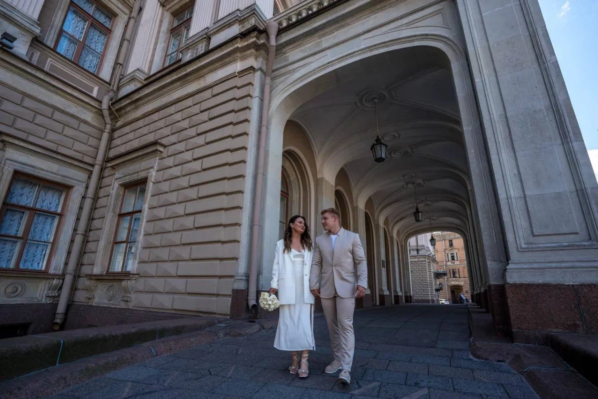 Больше 80 свадебных фотосессий провели у Мариинского дворца с начала года - tvspb.ru