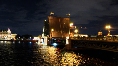 Разводку Дворцового моста посвятили Дню российского кино