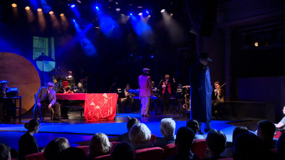 В Петербурге московский «Театр Терезы Дуровой» представил премьеру «Без галош элегантнее»