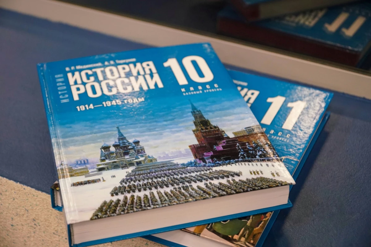 Политолог Дмитрий Солонников рассказал, зачем российским школьникам новые учебники истории - tvspb.ru