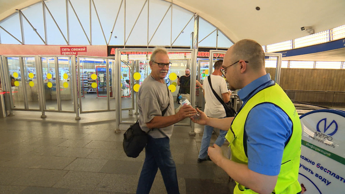 Из-за жары, охватившей Петербург, в метро начали бесплатно раздавать воду