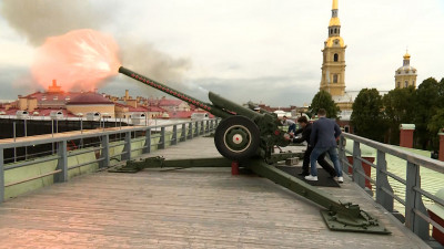 В Петербурге полуденный выстрел посвятили Дню флага