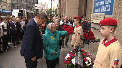 Петербуржцы возложили цветы к мемориальной доске «Героизму и мужеству ленинградцев»