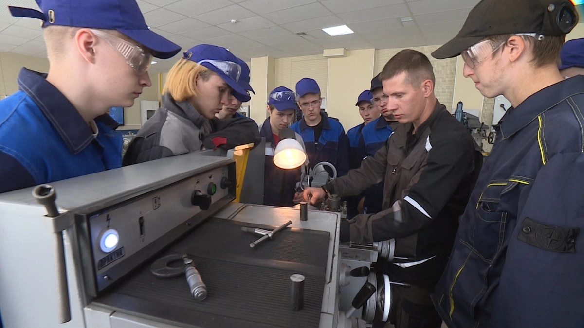 Александр Беглов: За пять лет Петербург создал 7 тысяч мест в системе среднего профессионального образования - tvspb.ru