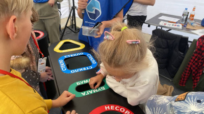 На семейном фестивале юных петербуржцев научили правильно сортировать мусор