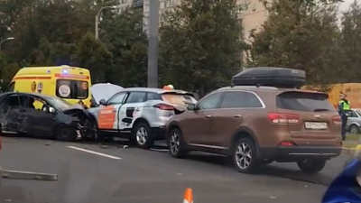 Пять человек пострадали в массовой аварии на Пискаревском проспекте 