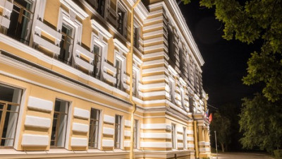 В Петергофе фасад гимназии Александра II оформили художественной подсветкой