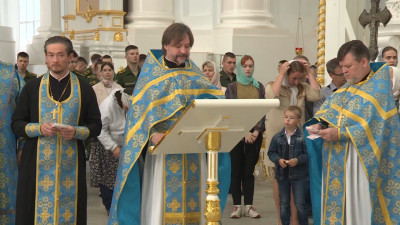 В Воскресенском Смольном соборе совершили молебен в честь начала учебного года