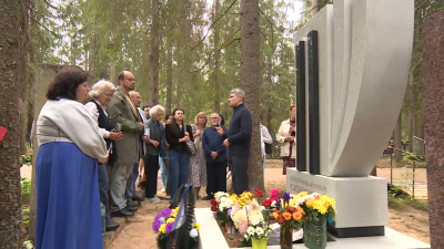 На Комаровском кладбище установили памятник народному артисту РФ Сергею Слонимскому