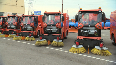 19 новых уборочных машин получили коммунальные службы Петербурга