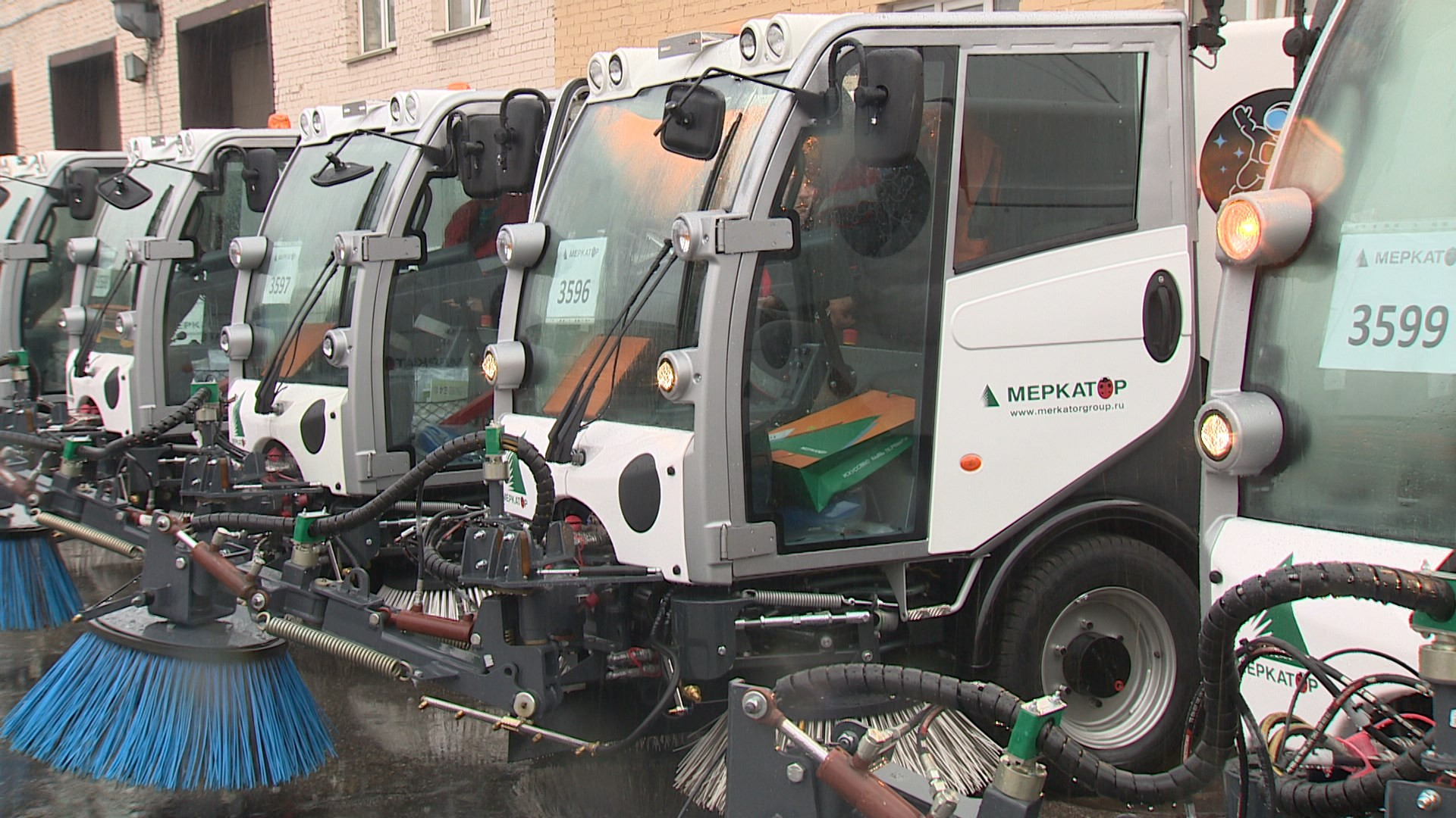 Автопарки Петербурга пополнились высокотехнологичными уборочными машинами  отечественного производства | Телеканал Санкт-Петербург