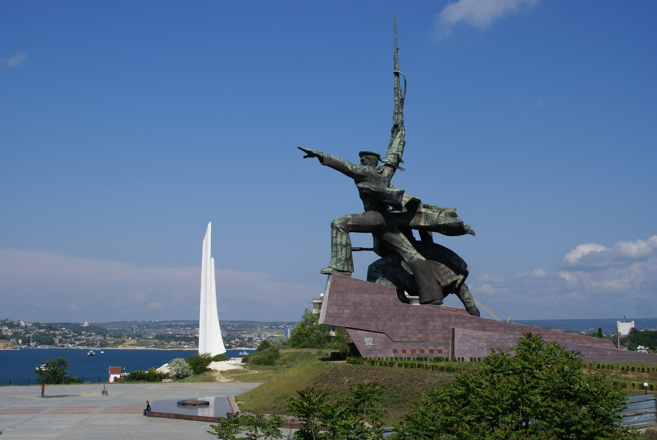 Города герои великой отечественной севастополь. Памятник матросу в Севастополе. Памятник в Севастополе матрос и солдат Севастополь. Солдат и матрос на мысе Хрустальном - памятники Севастополя,. Мыс Хрустальный Севастополь памятник.