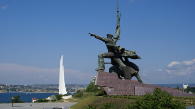 В Севастополе начали убирать осколки от сбитой ракеты