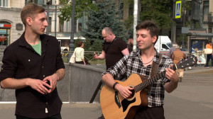 А в другом городе могли и получить! Петербургский дуэт «Тап Ап Бэнд» дарит песни прохожим