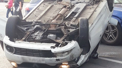 На Мытнинской набережной из-за электросамоката перевернулся автомобиль