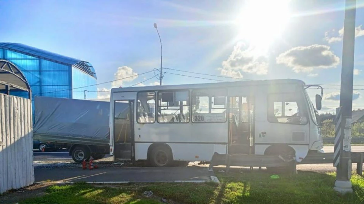 Под Петербургом «Газель» влетела в автобус и отправила женщину в больницу - tvspb.ru