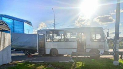 Под Петербургом «Газель» влетела в автобус и отправила женщину в больницу