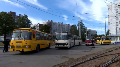 В день 97-летия с открытия автобусного движения на улицы Петербурга вышла ретро-техника